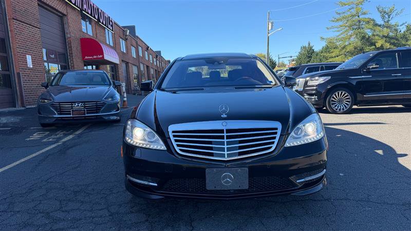 Used 2011 Mercedes-Benz S 550 4MATIC w/ Sport & Premium Pkgs image 2