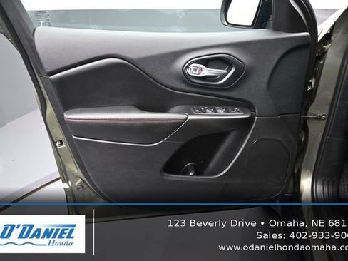 Used 2020 Jeep Cherokee Trailhawk w/ Cold Weather Group AWD/4WD image 23