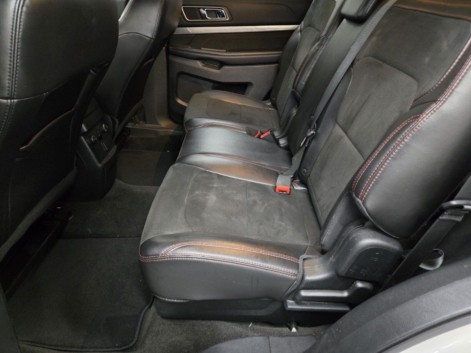 Used 2018 Ford Explorer XLT w/ Equipment Group 202A AWD/4WD image 8