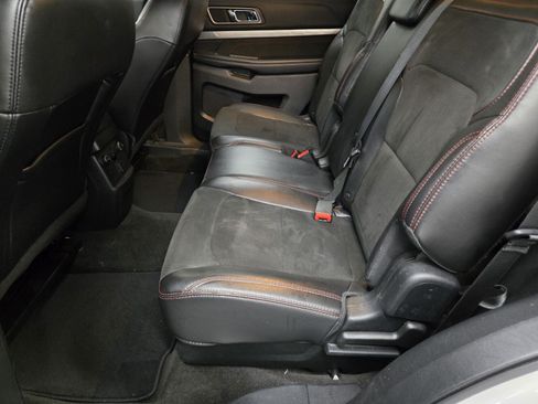 Used 2018 Ford Explorer XLT w/ Equipment Group 202A AWD/4WD image 8