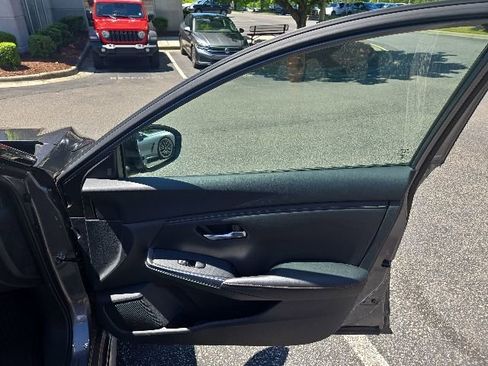 Used 2023 Nissan Sentra SR w/ Midnight Edition Package FWD image 21