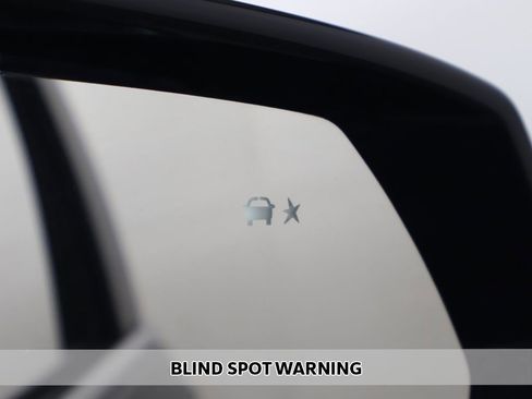 Used 2023 GMC Yukon XL Denali image 9