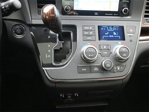 Used 2019 Toyota Sienna L image 31