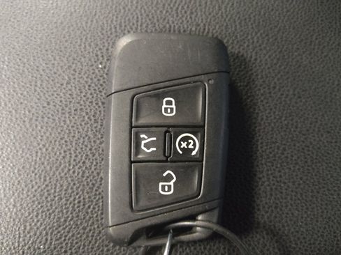 Used 2025 Volkswagen Jetta SE FWD image 32