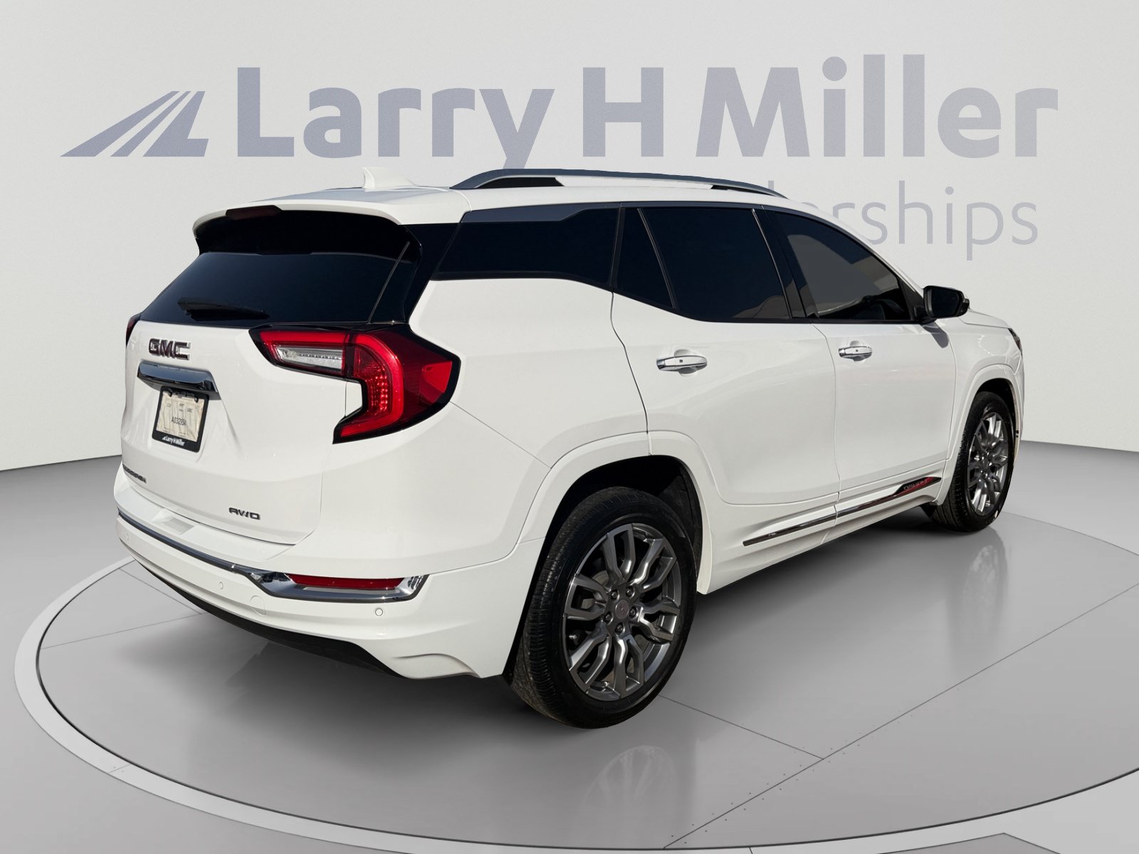Used 2024 GMC Terrain Denali w/ Denali Premium Package AWD/4WD image 5