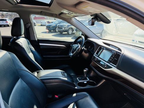 Used 2018 Toyota Highlander XLE image 19