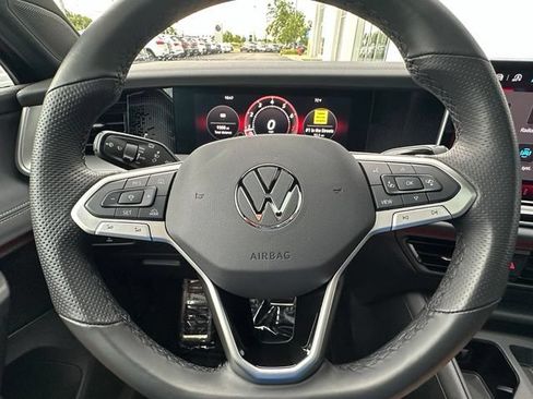 Certified 2025 Volkswagen Tiguan SE R-Line AWD/4WD image 41