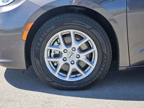 Used 2023 Chrysler Pacifica Touring-L FWD image 12
