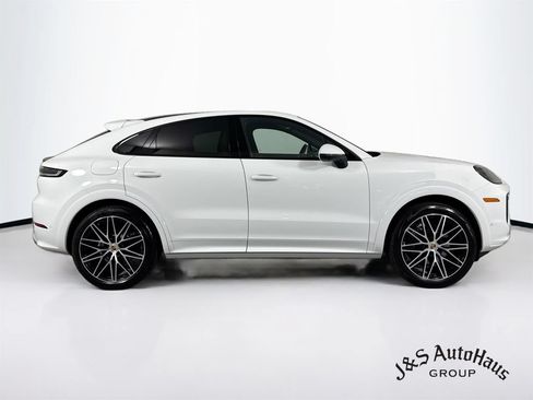 Used 2024 Porsche Cayenne Coupe AWD/4WD image 8