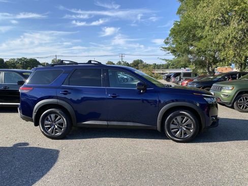 Used 2022 Nissan Pathfinder SV image 2