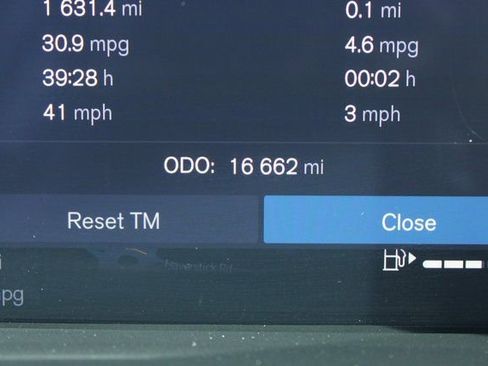 Used 2025 Volvo XC40 B5 Core image 29