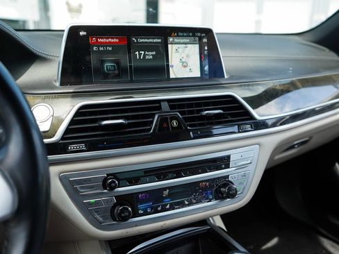 Used 2019 BMW 750i w/ Executive Package RWD image 8