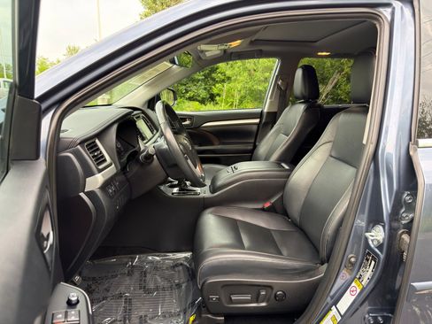 Used 2019 Toyota Highlander XLE AWD/4WD image 12