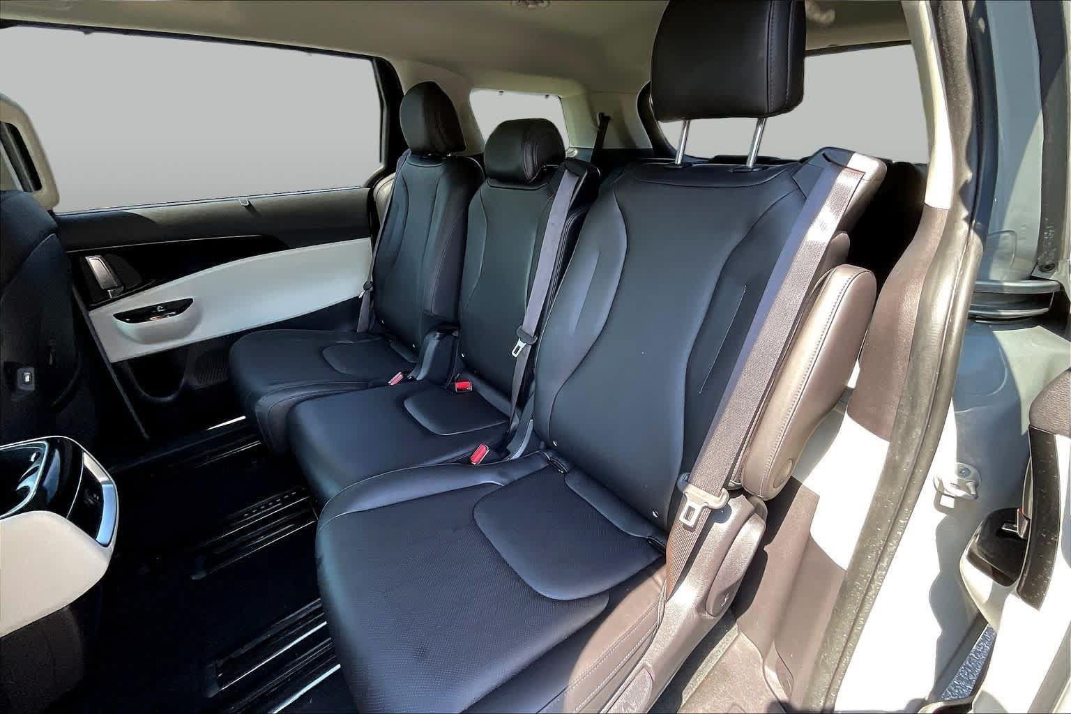 Used 2024 Kia Carnival EX FWD image 19