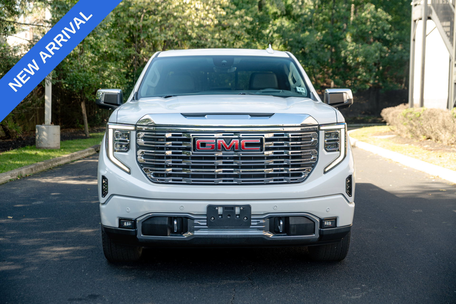 Used 2023 GMC Sierra 1500 Denali w/ Technology Package AWD/4WD image 2