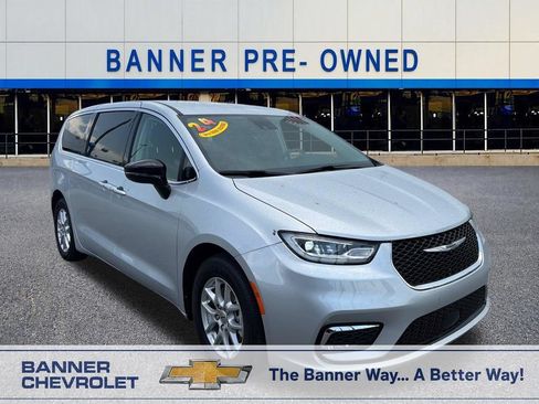 Used 2024 Chrysler Pacifica Touring-L FWD image 1