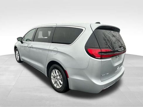 Used 2024 Chrysler Pacifica Touring-L image 5