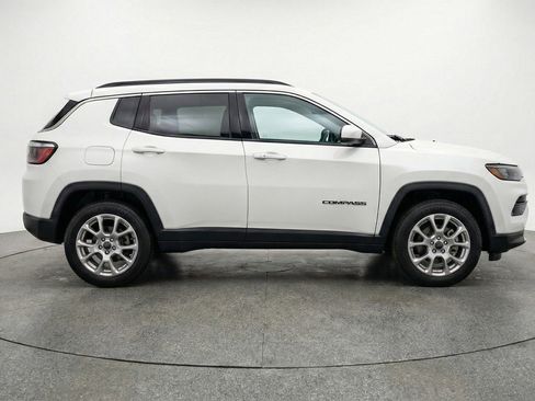 Used 2025 Jeep Compass Limited image 11