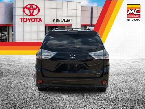 Used 2018 Toyota Sienna SE w/ Carpet Mat Package FWD image 4