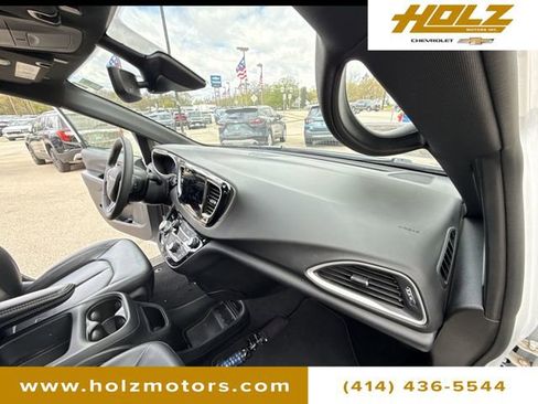 Used 2025 Chrysler Pacifica Select FWD image 27