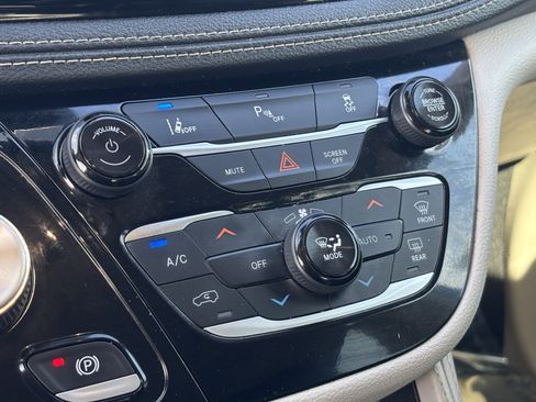 Used 2023 Chrysler Pacifica Limited image 20