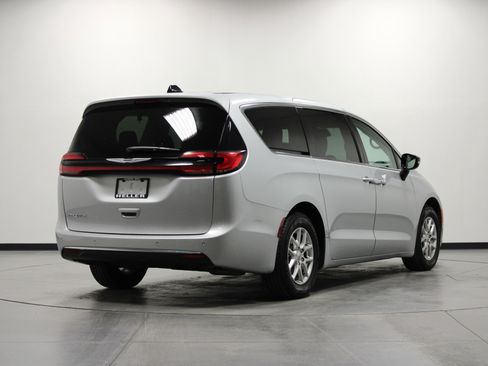 Used 2024 Chrysler Pacifica Touring-L image 4