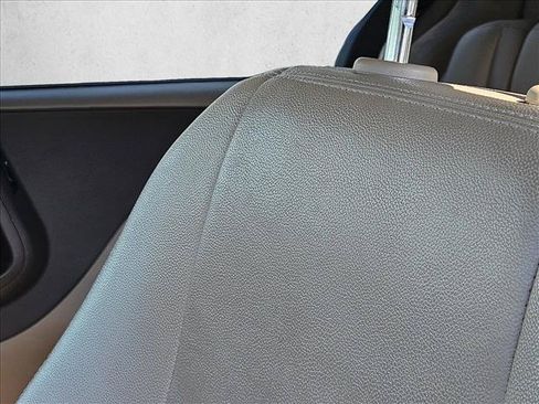 Used 2015 Chrysler Town & Country Touring FWD image 17