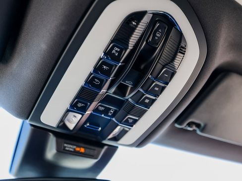 Certified 2025 Porsche Macan image 21