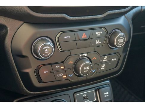 Used 2022 Jeep Renegade Latitude image 24