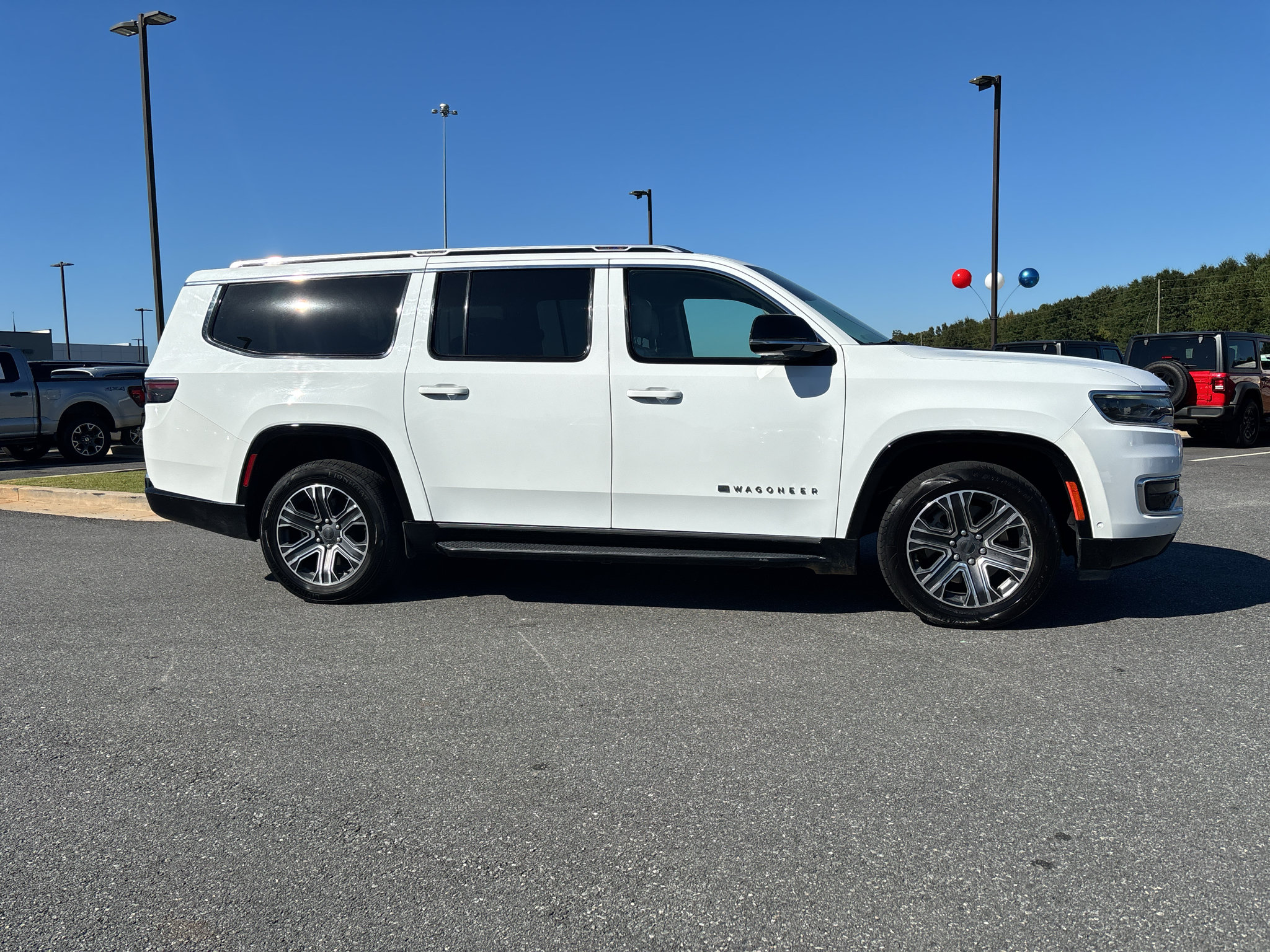 Used 2024 Jeep Wagoneer L Series II RWD image 5