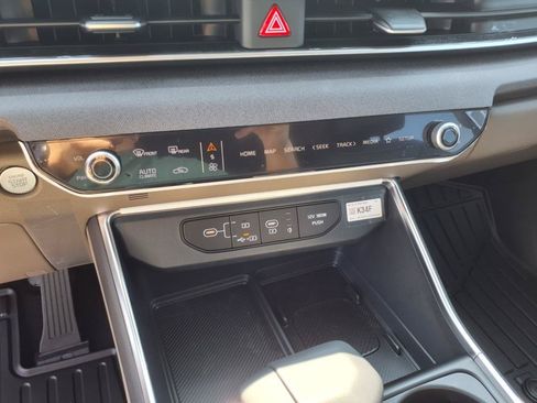 Used 2025 Kia Carnival EX FWD image 23