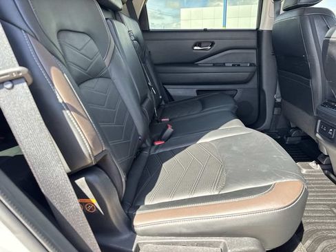 Used 2023 Nissan Pathfinder Platinum w/ Cargo Package AWD/4WD image 16