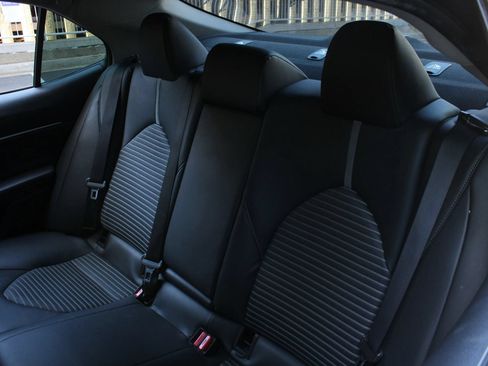 Used 2018 Toyota Camry SE w/ Moonroof Package FWD image 18