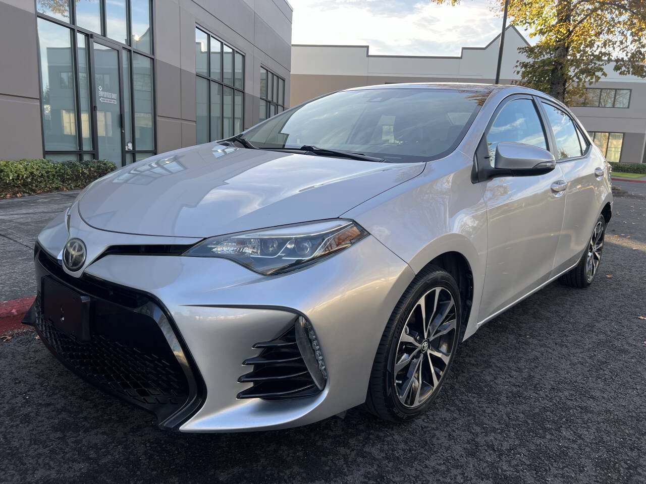 Used 2017 Toyota Corolla SE FWD image 1