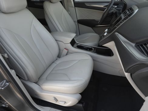 Used 2019 Lincoln MKC Premiere image 36