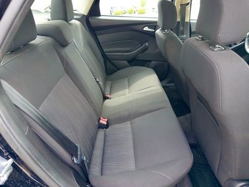 Used 2017 Ford Focus SE w/ Cold Weather Package image 9