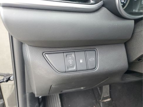 Used 2025 Genesis G70 2.5T image 9