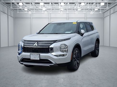 Used 2025 Mitsubishi Outlander SE AWD/4WD image 1