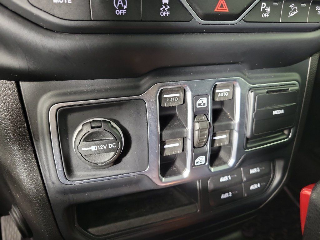 Used 2018 Jeep Wrangler Unlimited Sahara AWD/4WD image 25