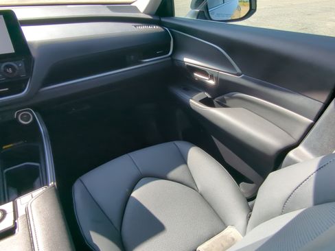 Used 2025 Toyota Grand Highlander FWD image 15