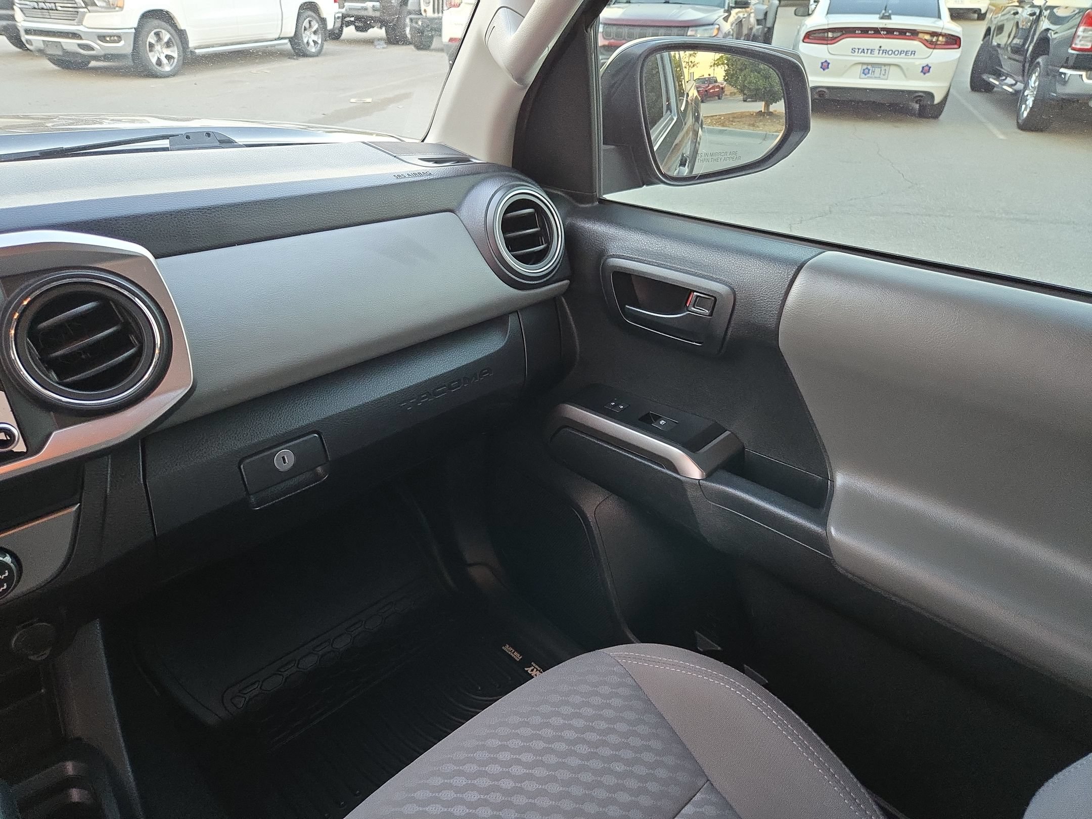 Used 2022 Toyota Tacoma SR5 w/ SR5 Appearance Package (SM) RWD image 11