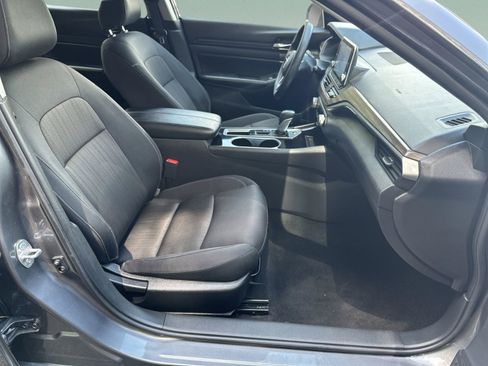 Used 2024 Nissan Altima 2.5 SV FWD image 24