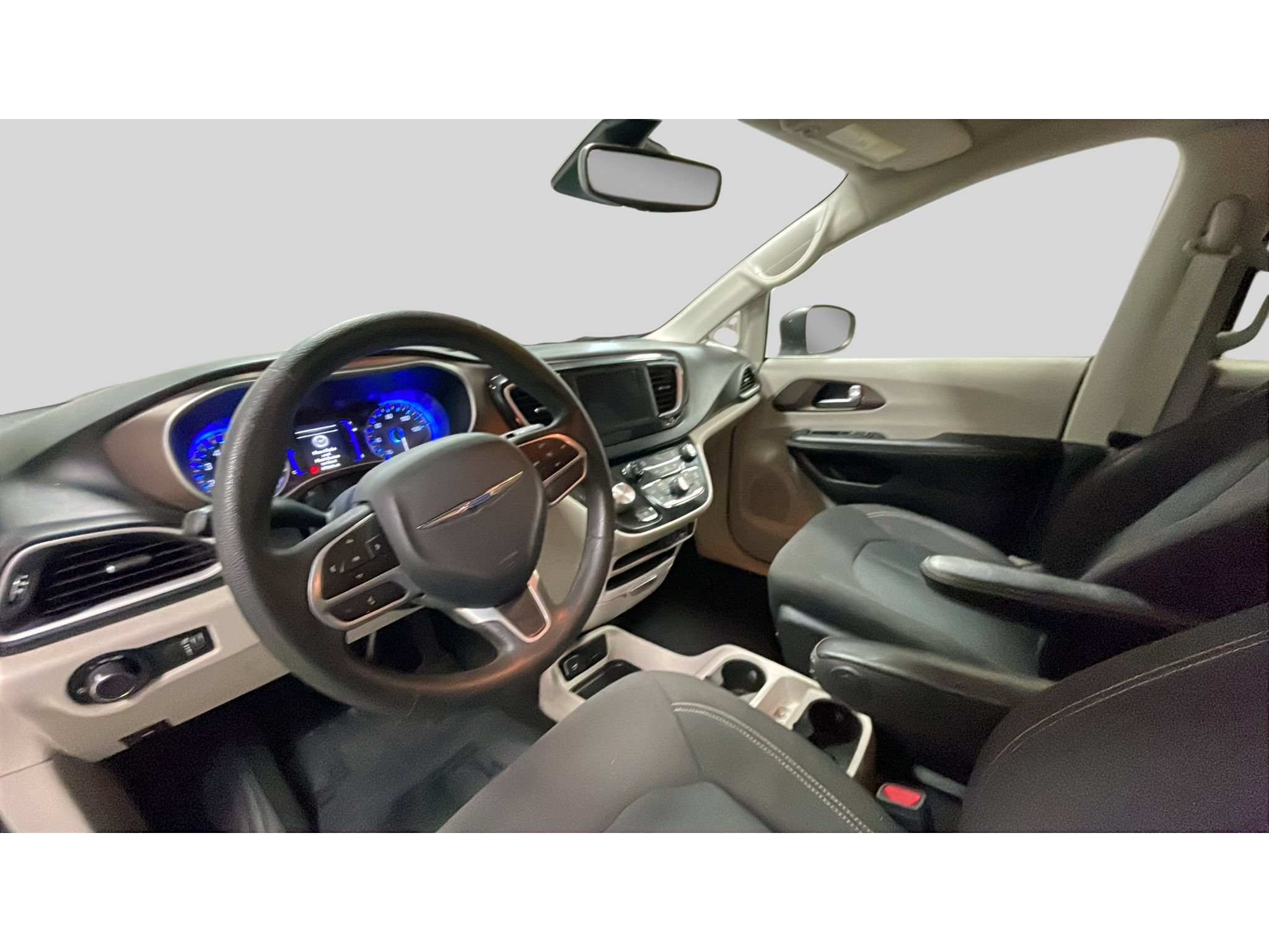 Used 2021 Chrysler Voyager L FWD image 12