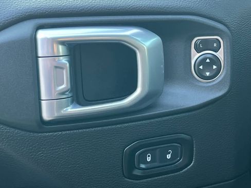 Used 2022 Jeep Wrangler Unlimited Sahara image 14