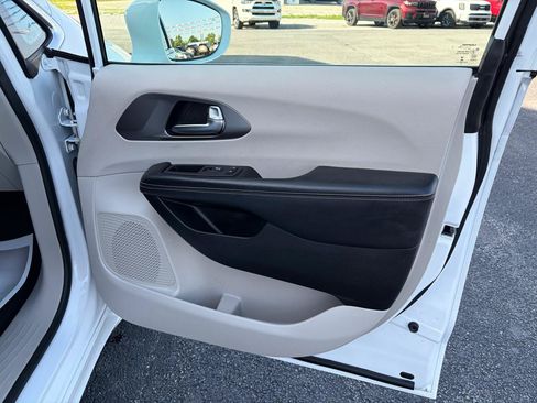Used 2022 Chrysler Pacifica Touring-L FWD image 23