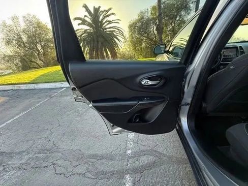 Used 2015 Jeep Cherokee Latitude FWD image 11