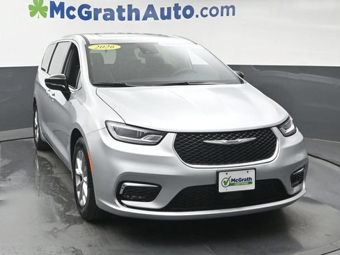 Used 2026 Chrysler Pacifica Limited FWD image 5