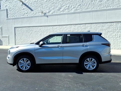 New 2026 Mitsubishi Outlander ES FWD image 2