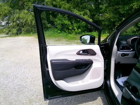 Used 2018 Chrysler Pacifica Touring Plus w/ Tire & Wheel Group image 17