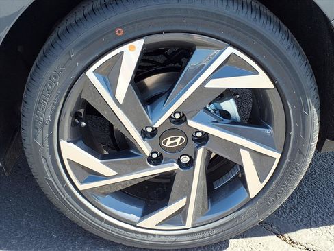 Used 2025 Hyundai Elantra Limited FWD image 4